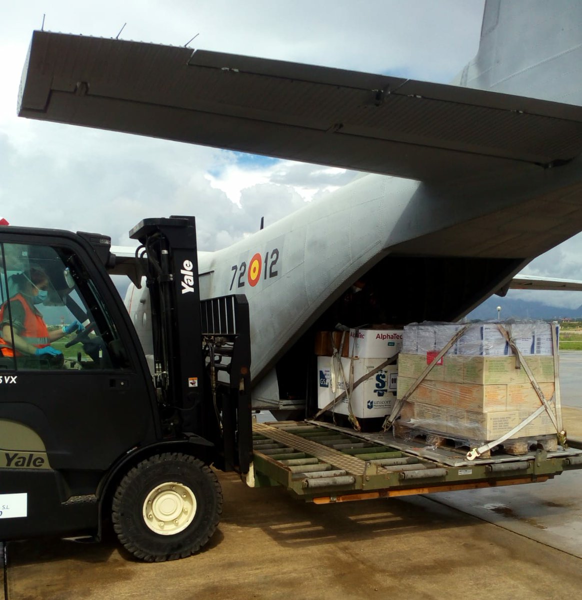 EjercitoAire's tweet image. Un #Aviocar del #Ala37 traslada desde #Villanubla #Valladolid hasta la base aérea de #SonSanJuan #Mallorca #Baleares material sanitario para luchar contra el #COVID19 
#EsteVirusLoParamosUnidos