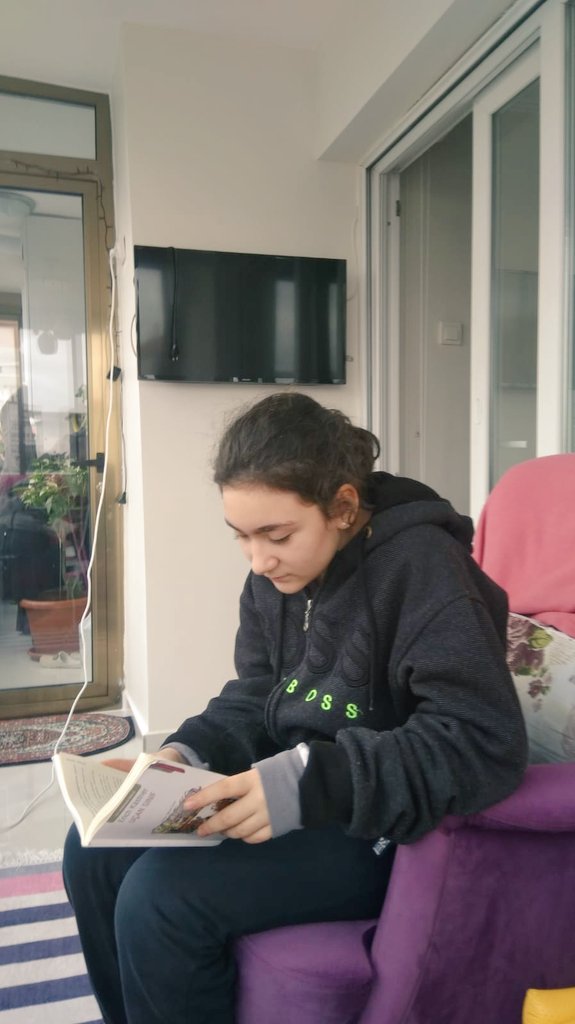 selin_metin's tweet photo. Kitap okumak ruhumuzu aydınlatır. Uğurlu öğrencilerimiz kitaplarının  ışığı ile yollarını aydınlatmaya devam ediyorlar💜💛 📚#KitapBenim #UğurdaEğitim @fatlihann @topaloglu_alev @nesluck @hndnkml @ozlemgencogluuu @GulgunKalpakc @sedef_sevda @narliderekampus https://t.co/LtCuMP2lRE