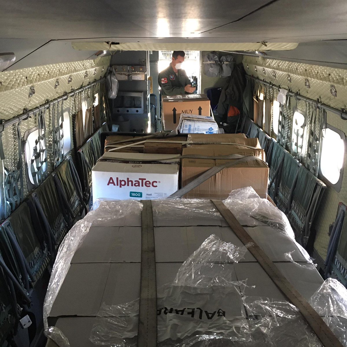 EjercitoAire's tweet image. Un #Aviocar del #Ala37 traslada desde #Villanubla #Valladolid hasta la base aérea de #SonSanJuan #Mallorca #Baleares material sanitario para luchar contra el #COVID19 
#EsteVirusLoParamosUnidos