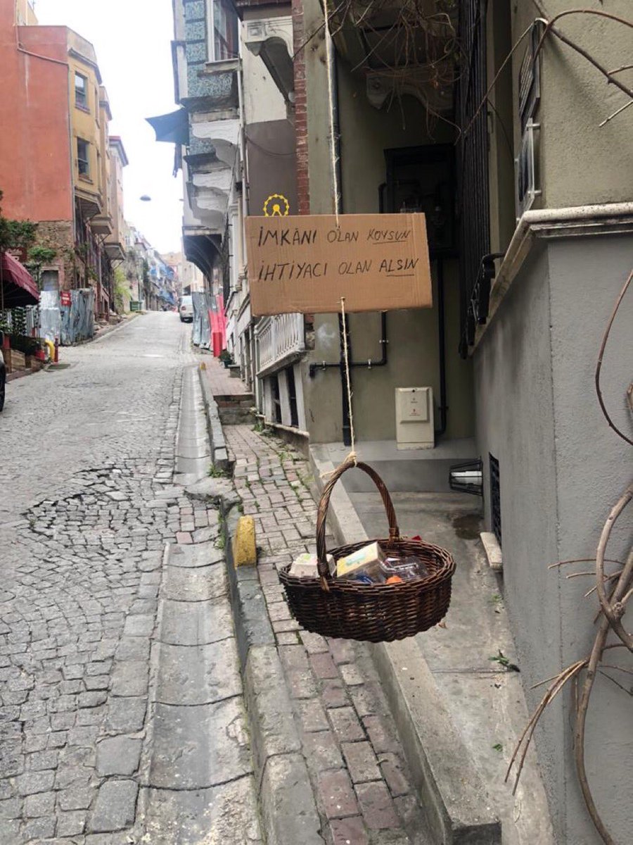 bilio_muydunuz's tweet photo. Bugün çekilmiş bir kare, 
Fener/Balat’ta evlerden sarkan sepetlerde, imkanı olan koysun, ihtiyacı olan alsın yazıyor...🙏 https://t.co/PMOGMyOAZW