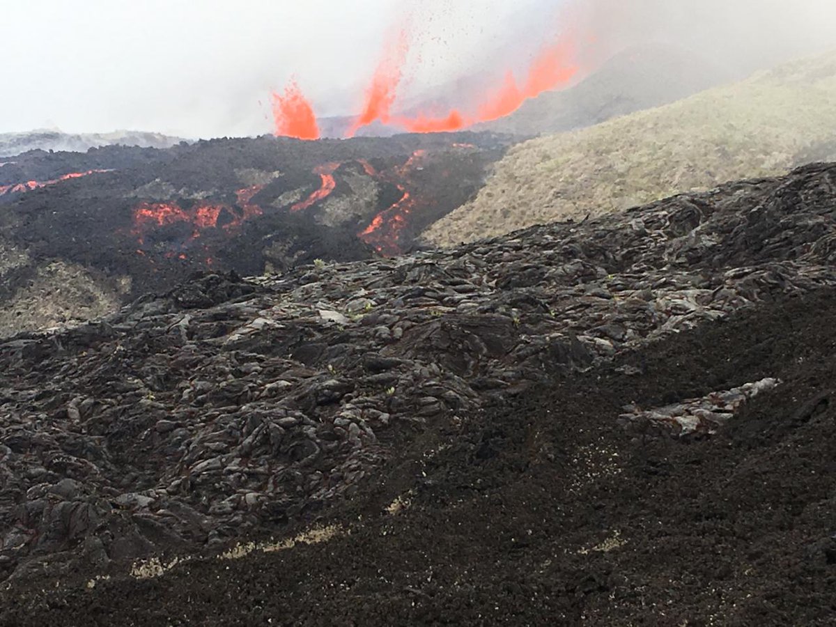 ObsFournaise's tweet image. Un survol réalisé par la SAG et le PGHM a permis de confirmer l'ouverture de fissures sur le flanc est du volcan, à environ 1,7 km du sommet (image©SAG/PGHM).