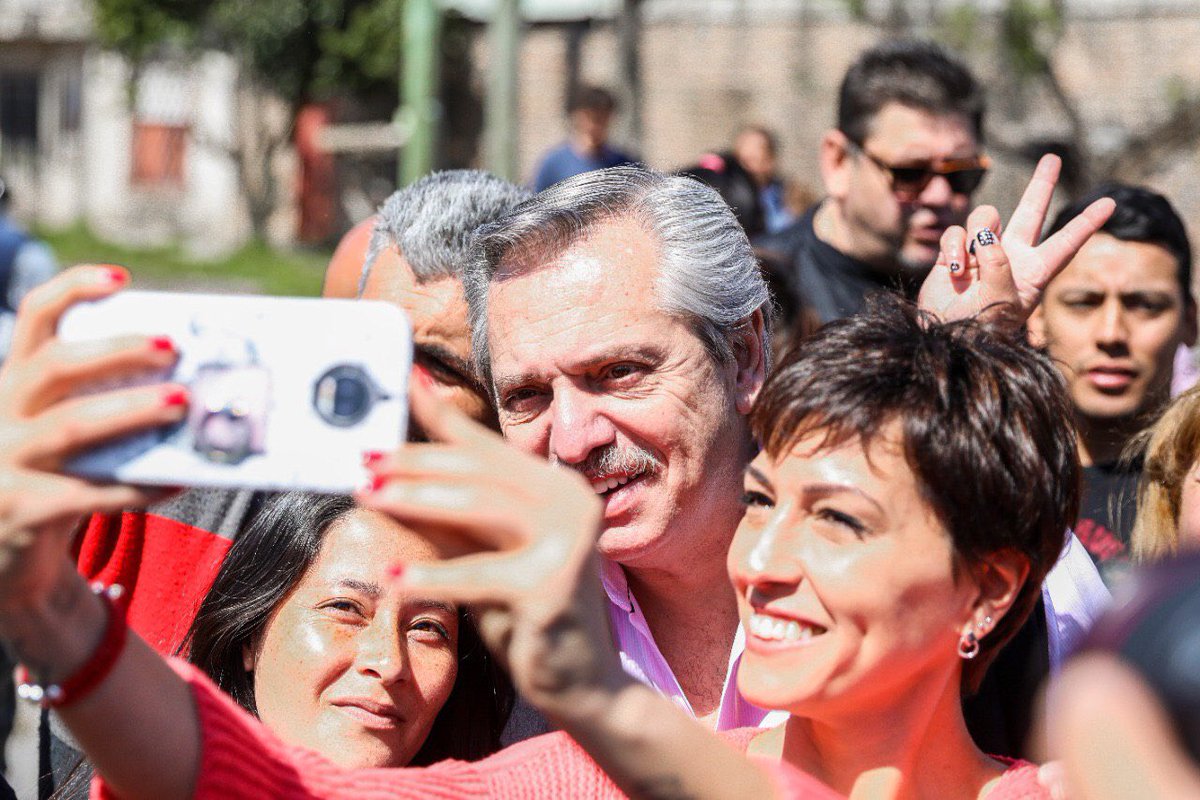 Feliz cumple presidente <a href="/alferdez/">Alberto Fernández</a> ✌🏽pasará este difícil momento y volveremos a caminar la feria de la IAPI como este día, recibiendo en saludos y abrazos el cariño de nuestro pueblo.

#AlbertoCumple