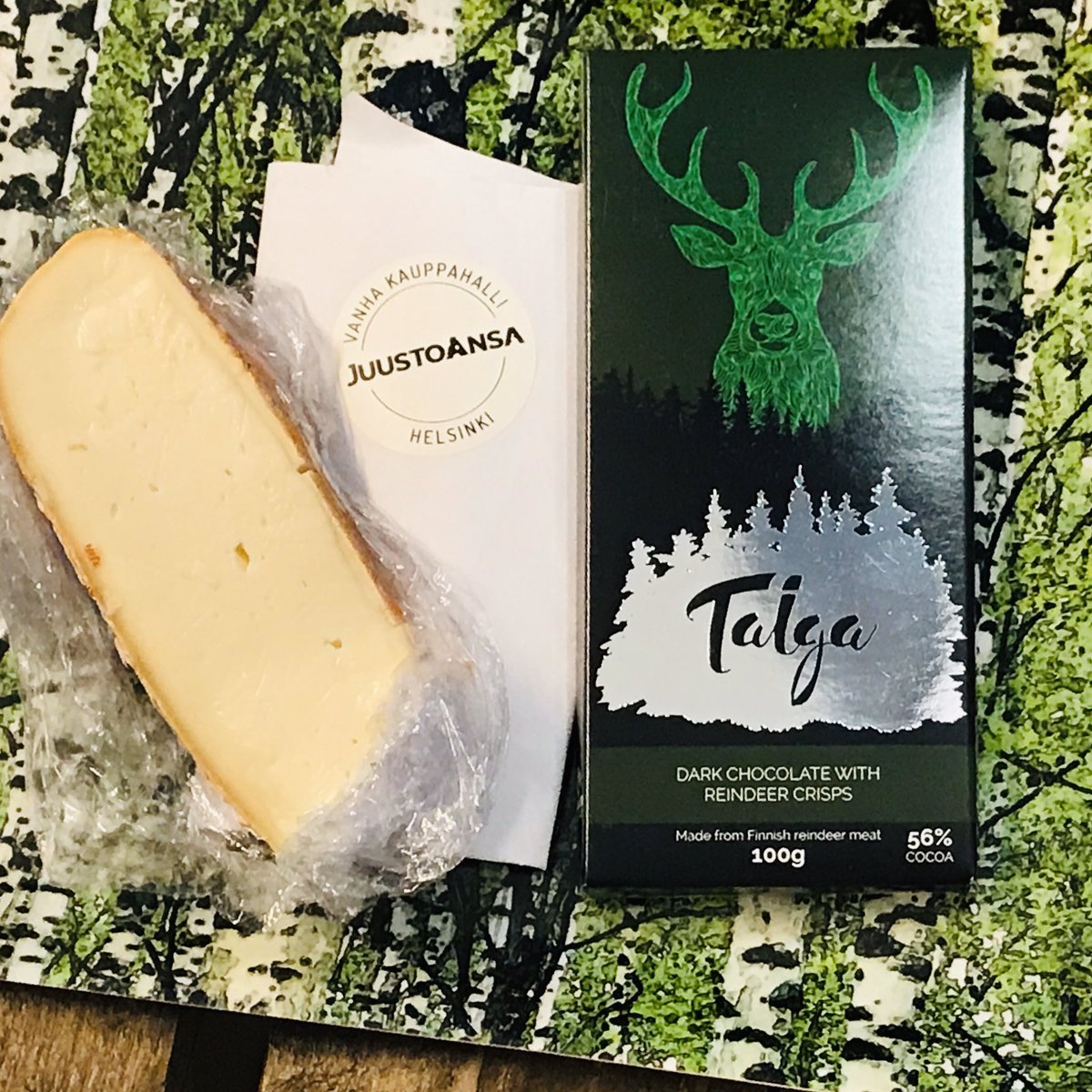 Poikkeusolot vaativat poikkeuksellisen hyviä herkkuja 🧡💚 Juusto <a href="/juustoansa/">Bölen Juustola o.s. Juustoansa</a> , porosuklaa <a href="/TaigaChocolate/">Taiga Chocolate</a> , kattaustarjotin <a href="/TaigaColors/">Jutta/Taiga Colors 🇺🇦</a> 💚 @SuomalainenTyo #suominousuun  #poikkeustila