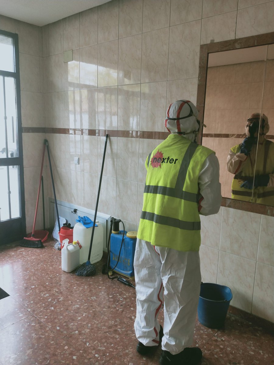NEXTER_CELIMASA's tweet photo. No nos arreglamos para ser más guapos, sino para estar más protegidos. Aquí tenemos a uno de nuestros profesionales preparando el equipo para NEXINFECTAR en comunidades de vecinos, oficinas, residencias, farmacias y todo tipo de instalaciones. #desinfección
#seguimostrabajando https://t.co/cjbmL05i1b