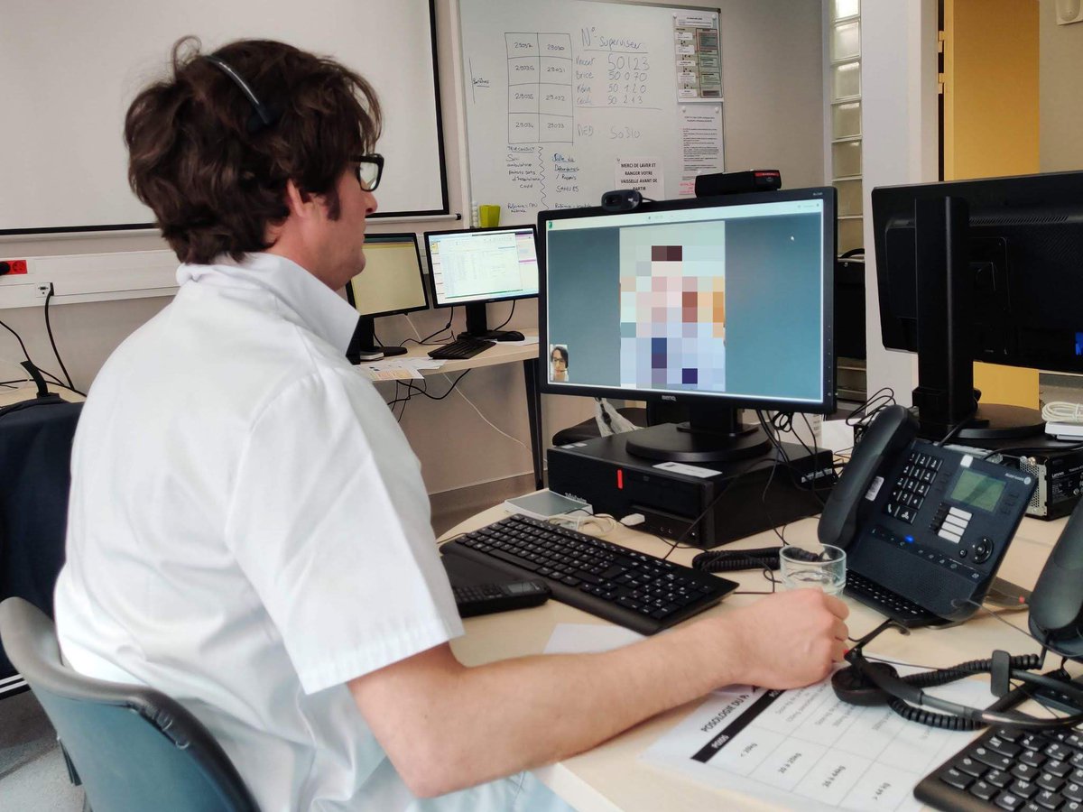 samu85's tweet photo. Dans le cadre du suivi téléphonique des patients ayant contacté le @SAMU85 pour des symptômes du #Covid19, nous avons expérimenté avec le Dr @Goichon_Mathieu la visioconsultation avec @Speakylink, solution retenue par le #CHDVendée 👨🏻‍⚕️🤳🏻 https://t.co/pAIj6PuiIf