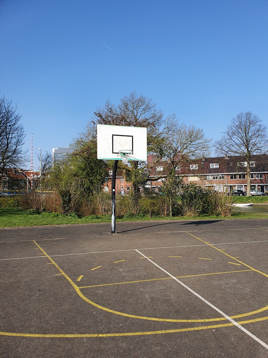 FadousMichael's tweet photo. @GemeenteUtrecht bij deze wil ik jullie bedanken voor het repareren van de basketbalnetjes op het veld van 't goylaan. In deze tijden van Corona, kunnen we iig nog een balletje gooien buiten, mits er 1.5 meter afstand gehouden wordt. https://t.co/npjrfabDHu