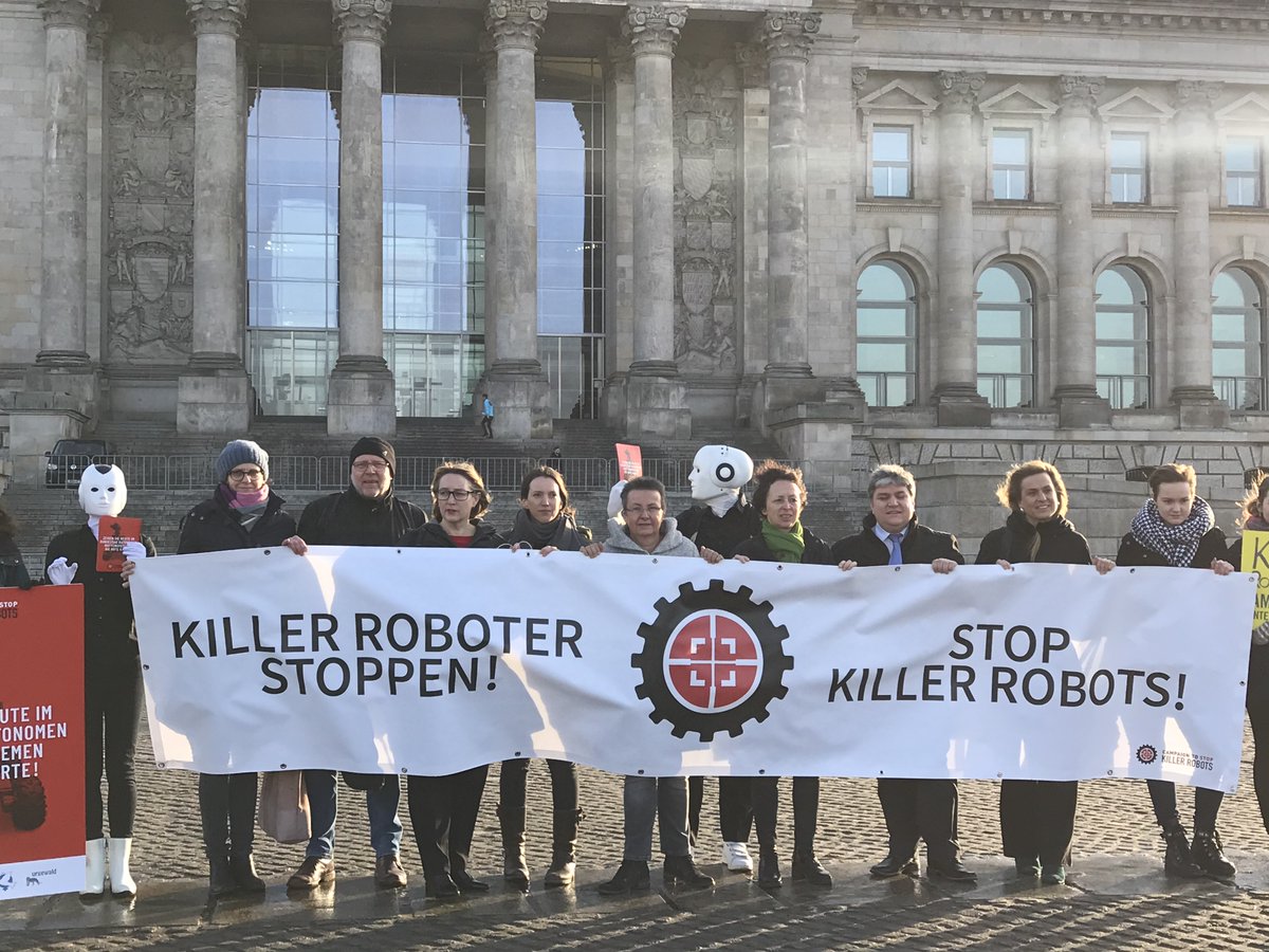 These photos taken outside #Germany's parliament #Bundestag in February at a <a href="/KillerRoboterSt/">KillerRoboterStoppen</a> event feature pantomime artists from #Berlin pantomime-popkultur.de/roboter-mieten/