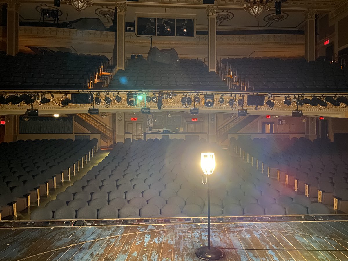 UntilLightsUp's tweet photo. "A candle’s in the window and the kettle’s always on."
--@wecomefromaway, Broadway / Schoenfeld Theatre

#WeComeFromAway #UntilTheLightsComeUp #COVID19 #GhostLights #Broadway #Theatre #ComeFromAway https://t.co/tNf3nlF9Gb