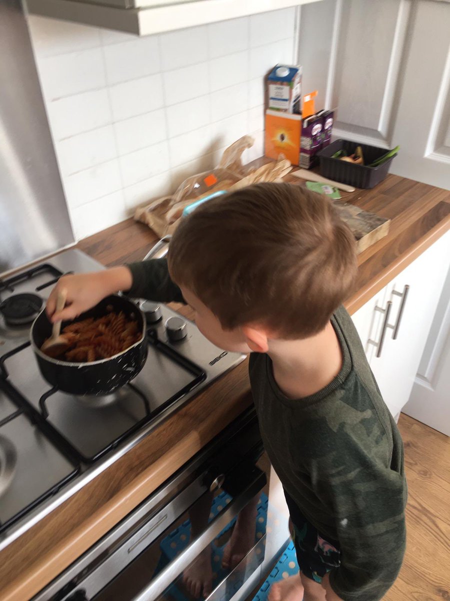 stacychapman84's tweet photo. @ManorsidePoole  a few things tommy has been doing.
Helped daddy make a bike stand so he could exercise next to us in the gym https://t.co/fel81OkyTL