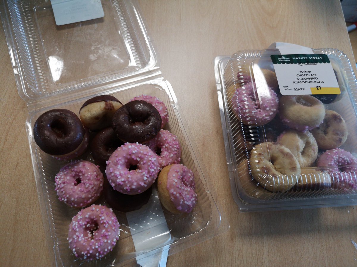 maldonlpt's tweet photo. Whilst on patrol in #maldon today a young girl and her mother handed us these doughnuts and thanked us for our work. Your welcome and thank you for the treats #protectingandservingEssex #KeepEssexSafe https://t.co/Hhe4sT5zqZ