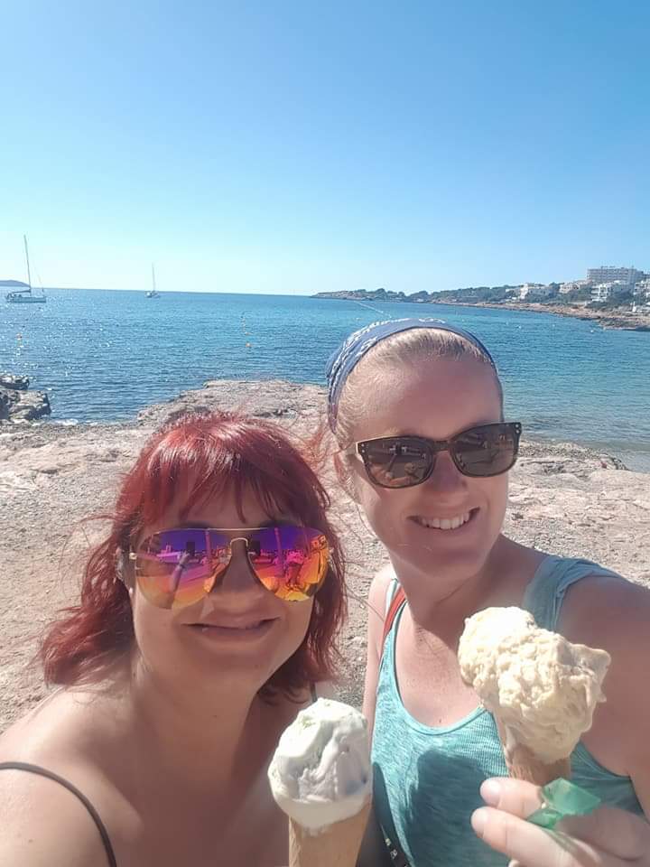 LLLChick's tweet photo. Let's start a thread, if you've met me in real life post a pic of us together &amp; then RT, let's see some happy photos 💖💖 #twitterbroughtustogether
#letskeepsmiling
I'm going to start with this beauty, @katgrant30 met on twitter in 2015 &amp; irl in 2016, now one of my best friends https://t.co/ysj5qpaRk9