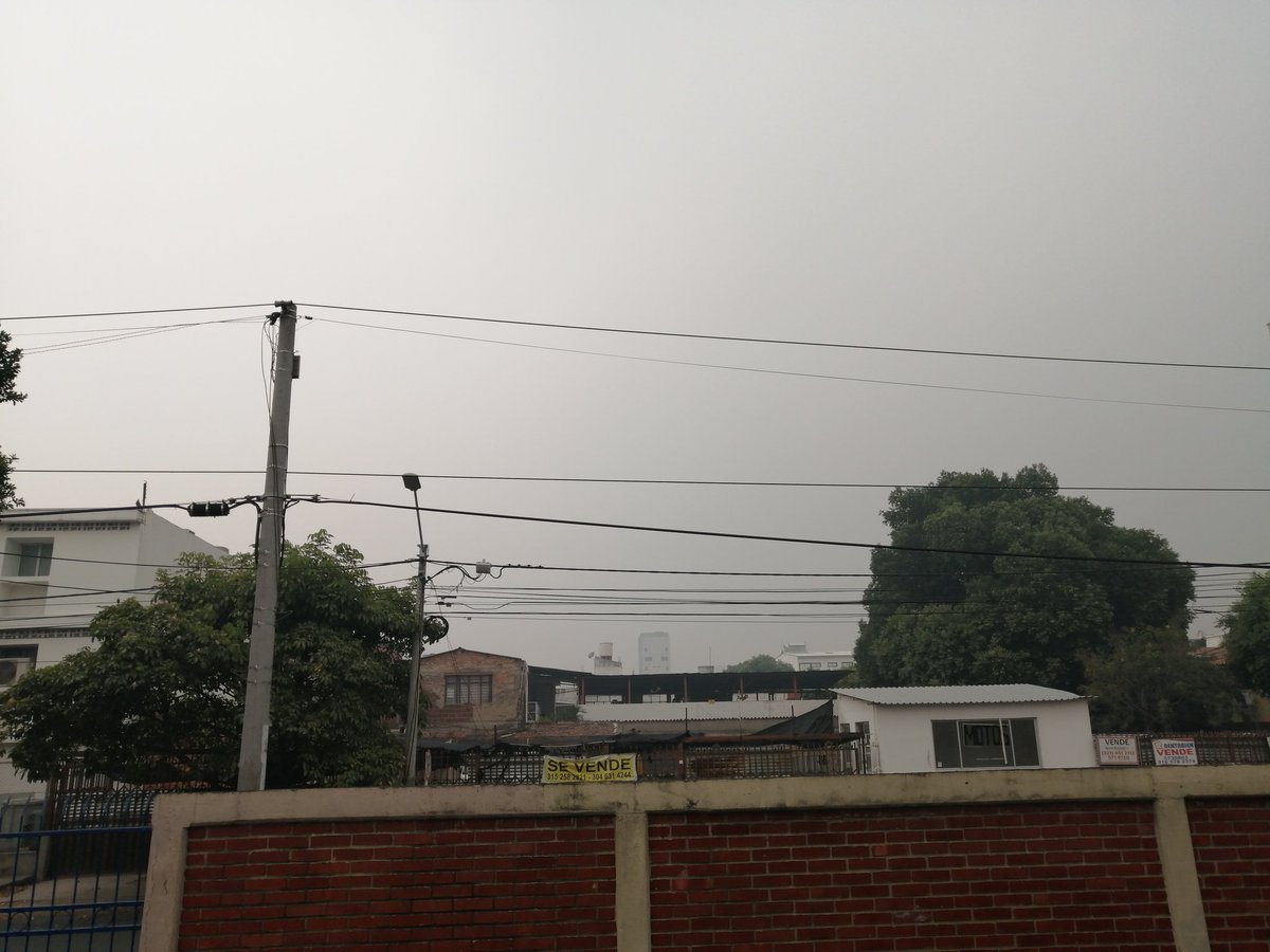 patelele89's tweet photo. Hoy la capa de humo sobre Cúcuta es más espesa que ayer. Ambientalistas aseguran que a las quemas en la frontera se suman, altos grados de contaminación por combustión de combustibles, incendios forestales y la emisión de gases de la industria coquizadora #SosCucutaSeAsfixia https://t.co/8uXpz3wozk