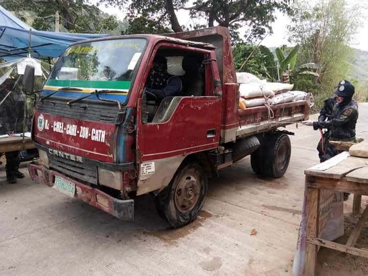 PNPAbraBucloc's tweet photo. Instilling the QCP together with members of the MTF COVID -19 at Ducligan, Bucloc, Abra where strict implementation of the ECQ guidelines. Likewise, decontamination of entering vehicles loaded with basic commodities.
4-2-20@4:30pm
#TEAMPMP
#WeServeandProtect
#PNPKakampiMo https://t.co/7mD1KBptf1