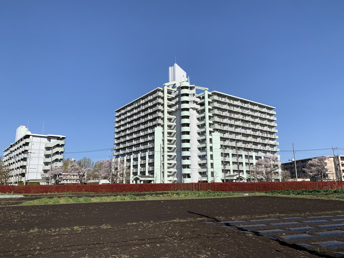 公団ウォーカー てるる V Twitter 平成初期の都営住宅は すごく尖ったデザインなのが多いのです 当時まだたくさん残っていた浴室無しの木造長屋 都営とかのイメージをぶっ壊したかったのでしょう 一方最近建て替えた都営住宅はめっちゃシンプルで 昔ながらの団地っ