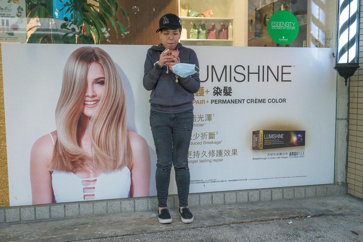 Looks like someone popped out for a smoke and forgot about #SocialDistancing #hongkong