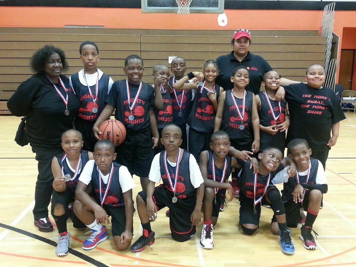 LisaDBryant1's tweet photo. 5 years ago I was still coaching and enjoying every minute with my kids. Ruby and her band of brothers #ThursdayThrowback #MM4Life https://t.co/fZxuGYjbQT