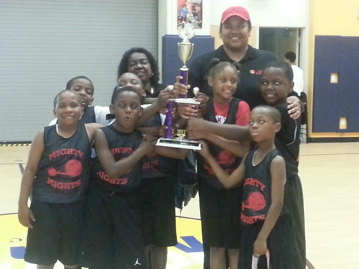 LisaDBryant1's tweet photo. 5 years ago I was still coaching and enjoying every minute with my kids. Ruby and her band of brothers #ThursdayThrowback #MM4Life https://t.co/fZxuGYjbQT