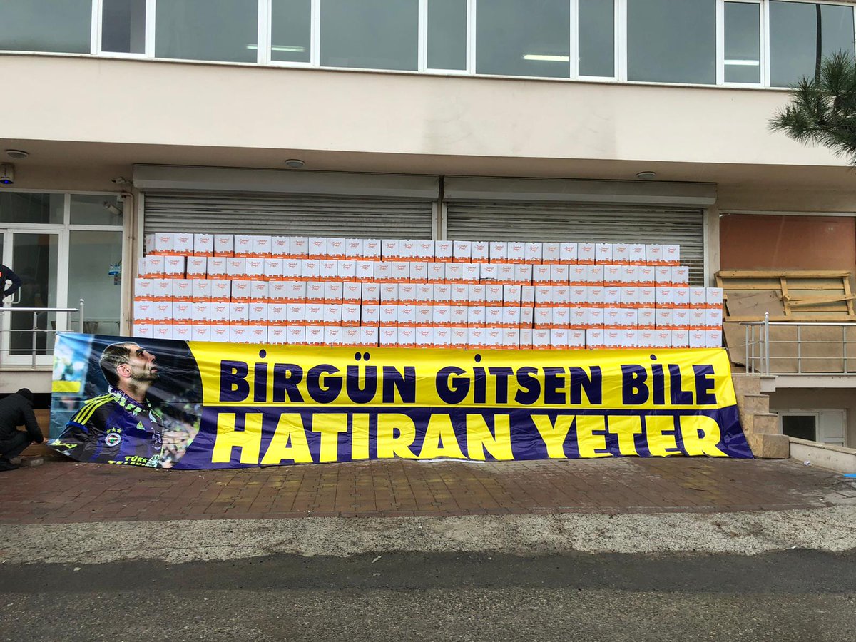 "Bir mum, diğer mumu tutuşturmakla ışığından bir şey kaybetmez."

Genç Fenerbahçeliler olarak tüm temsilciliklerimiz ve alt gruplarımızla başlattığımız  #HaydiGFBHepBeraberElele yardım kampanyası kapsamında, ihtiyaç sahibi ailelerimize erzak kolilerimizi teslim ediyoruz.