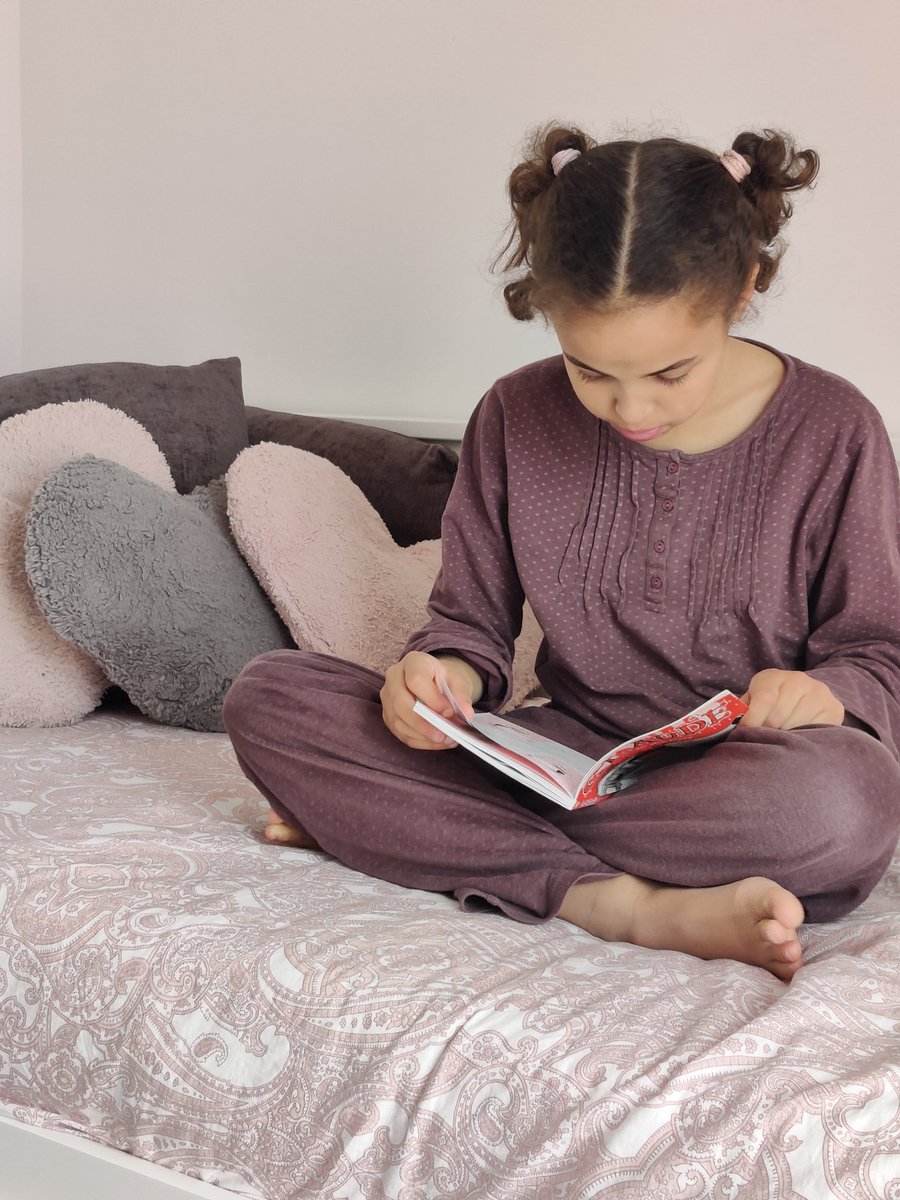 AurelieOum's tweet photo. @KensingPrimary #year3homelearning
Reading time for Hafsa with her favorite story Claude in the city. https://t.co/nSMUWmyw3p