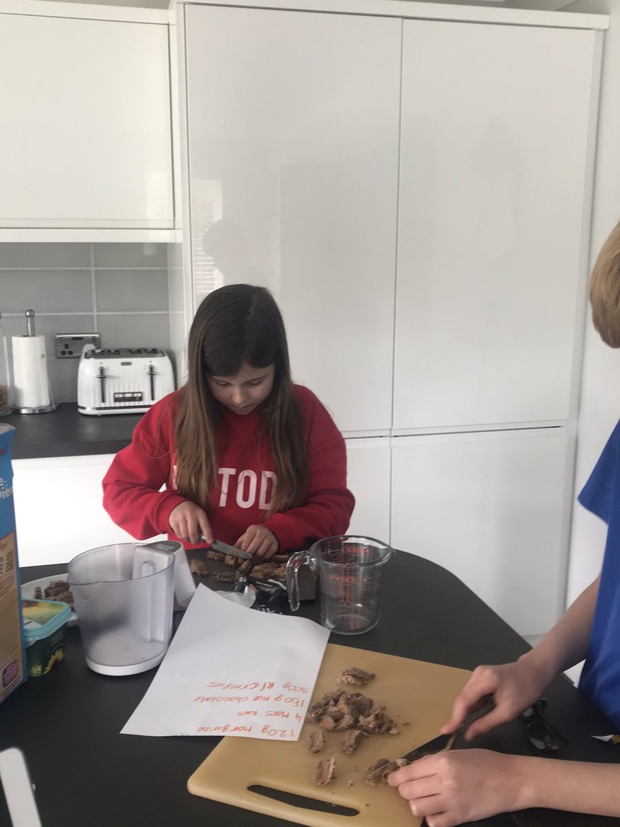 Amandawb9's tweet photo. @PeelPrimary -Teamwork!! Ava P5C and her brother working together and using her measuring skills as part of her work plan this week👍#proudtobepeel https://t.co/0KVhzE6VMN