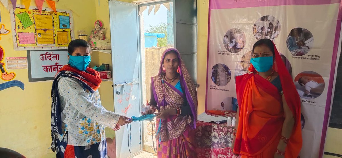 DamohPoshan's tweet photo. AWW's of #AspirationalDistrict Damoh are distributing Masks and Hand Sanitizer. #COVID2019 #StaySafe #IndiaFightsCoronavirus https://t.co/nGdOWOX1lD