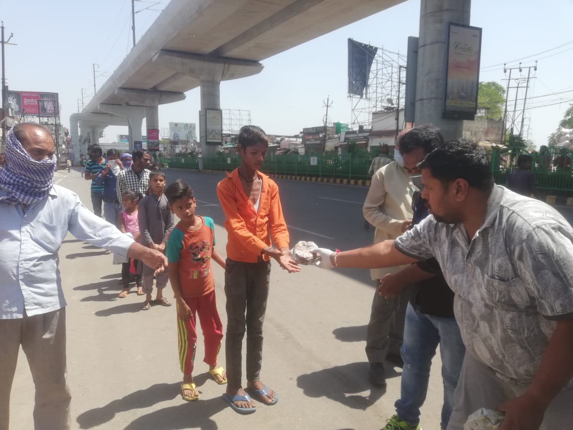 SafeequeS's tweet photo. आज दिनांक 2 अप्रैल  2020 को वे टू सक्सेस फाउंडेशन ने गौरव अग्रवाल  जी के सौजन्य से गरीब व जरूरतमंदों को पूड़ी सब्जी अकबर नगर में  बट वाई गई @AdminLKO @CMOfficeUP @myogiadityanath @cdolucknow @AmitShahOffice @aliaa08 https://t.co/y7IUaJamPu