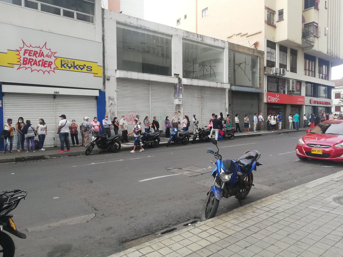 AndresMRamirezz's tweet photo. Dígale a un pensionado que no salga el día de cobrar la mesada, los viejos se hacen matar por lo suyo.. #QuedateEnCasa #pensionados #COVID2019 #gobcol #EmergenciaSanitaria https://t.co/H5pmvXd8R9