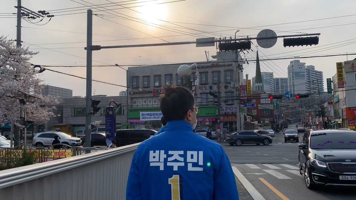 yoeman6310's tweet photo. 선거운동 첫날인 오늘, 유세차에 오르는 대신 걸어서 “은평 한바퀴”를 돌았습니다. 총 2만 1천 5백여 걸음. 앞으로 13일 조용히 국민 속으로 들어가 고민을 함께 나누는 시간을 갖고자 합니다. 혹시 은평구 어딘가에서 저를 만나면 반갑게 인사 한번 해주시면 좋겠습니다. https://t.co/jFRsaYWilo