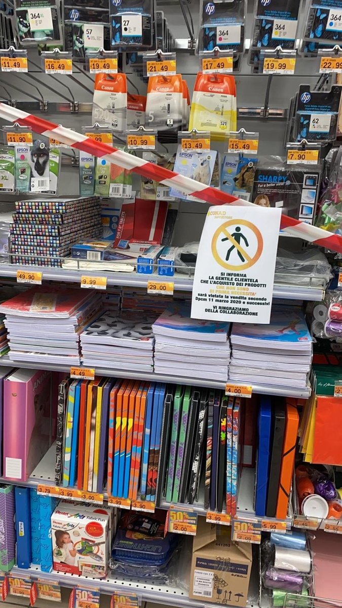 ikaroweb's tweet photo. Comunque io non ho capito una cosa, il materiale scolastico giustamente non viene ritenuto bene di prima necessità e quindi non venduto. Ma i ragazzi dove dovrebbero farli i compiti, per terra ? @Conad https://t.co/3H3s8ATmhE