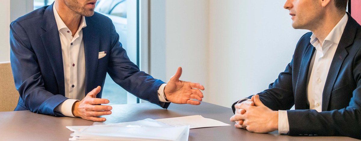 Wanneer de coronacrisis gevolgen heeft voor de omzet en liquiditeit van een bv, mag het gebruikelijk loon van de dga worden verlaagd. Dit gebeurt aan het einde van het jaar. Lees hier meer. bit.ly/342BjJO