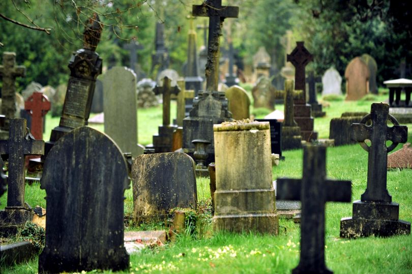 Cemeteries across Wales closing as people break lockdown rules bit.ly/2R2vW8s