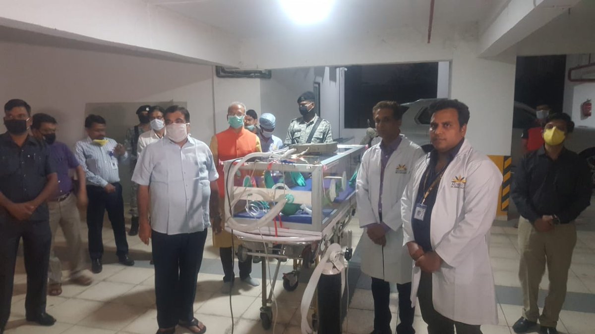 यह उपकरण मरीज को वेंटीलेटर या ऑक्सीजन सप्लाई के साथ ट्रांसपोर्ट करने में सक्षम है तथा इससे डॉक्टर या किसी पैरामेडिक स्टाफ को संक्रमण का खतरा भी नहीं होगा। #Innovation #IndiaFightsCorona