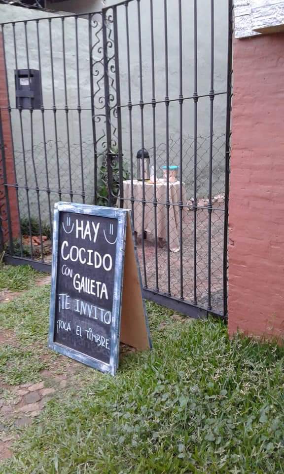 laribernal's tweet photo. Merienda solidaria en Laurelty-Luque. Miren lo que hace una pareja 😍 Ella artesana. Él músico. Que se replique!! 🙌😊 https://t.co/SG3RE2cVne