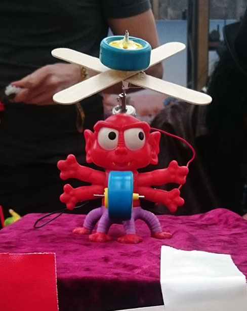 Slimme_Handen's tweet photo. Proefje voor het weekend: Hilarische onzin-robots maken van oud speelgoed, melkkloppers en apparaten op batterijen: #Hebocon! Hoe onzinniger hoe beter, als het ding maar rondscharrelt:
https://t.co/RjgVNtzhAh
#thuiswerken #thuisonderwijs https://t.co/UfrgVa4NwH