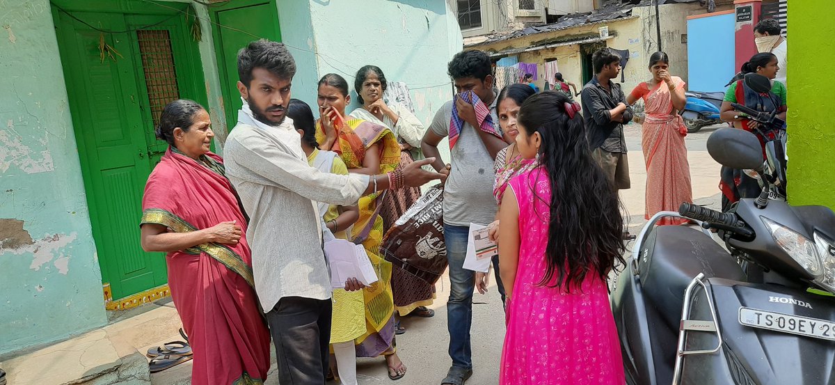 raghuY1925's tweet photo. Swayamsevaks in action to support 21 poor families with grocery. Balkampet Area, Sanathnagar, Bhagyanagar
#SamajSevaRamSeva https://t.co/6Ojv0tesOX