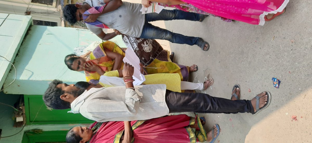 raghuY1925's tweet photo. Swayamsevaks in action to support 21 poor families with grocery. Balkampet Area, Sanathnagar, Bhagyanagar
#SamajSevaRamSeva https://t.co/6Ojv0tesOX