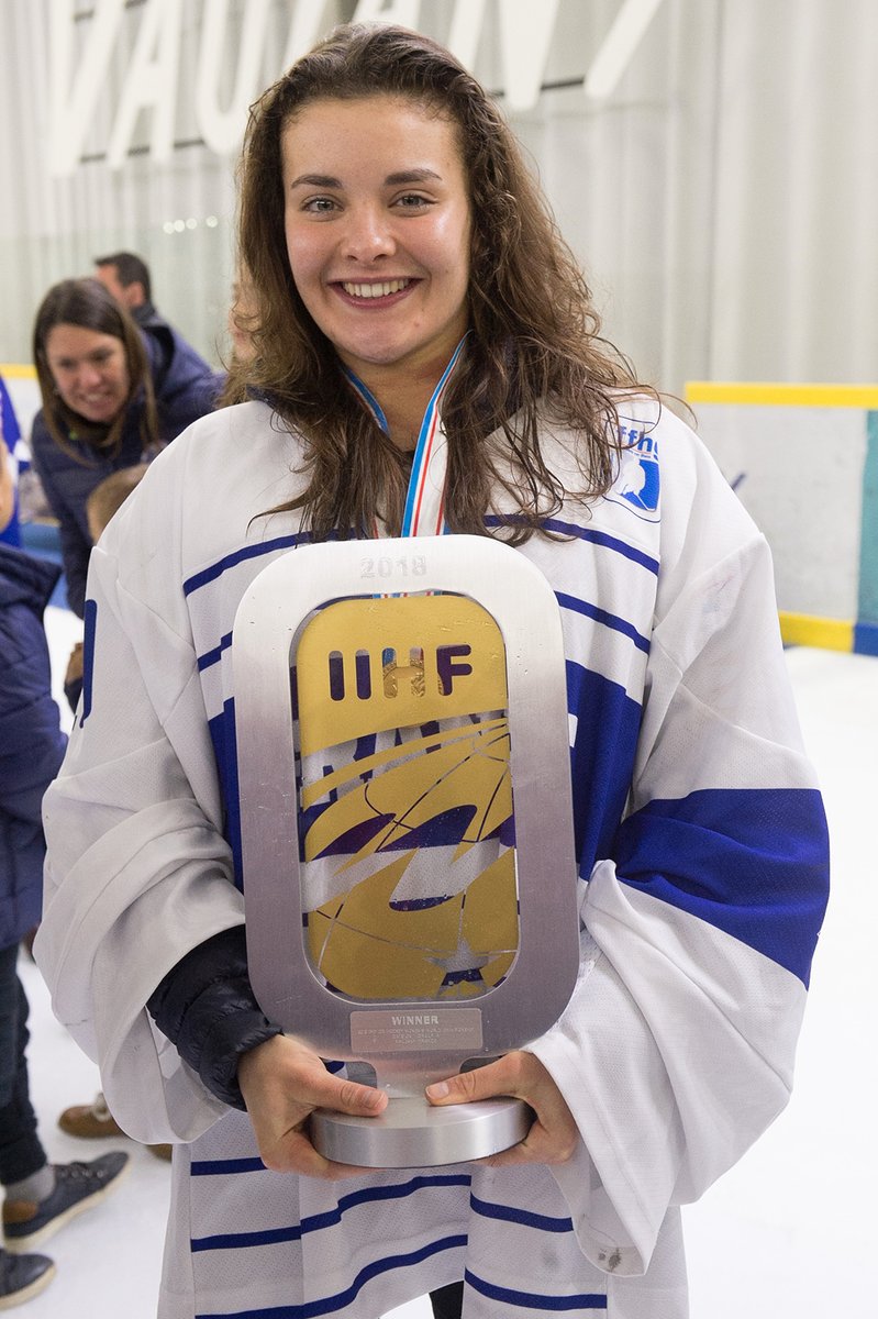 Hockey_FRA's tweet photo. 🥳 Aujourd'hui, notre gardienne Margaux #Mameri fête son 2⃣3⃣ème anniversaire ! Pour l'occasion, nous partageons un bon souvenir du Mondial 2018 à Vaujany 🎁🏆 #TeamFranceFamily https://t.co/VZPUDHOL4v