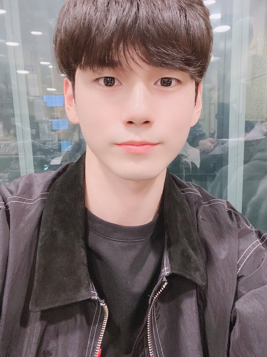 officialtwt_OSW's tweet photo. ✨ 200402 이준의 영스트리트 #옹성우 ✨

어제도 오늘도 매일매일 만나서 반가운
옹성우와 함께 한 목요일 밤🌙
위롱이들의 편안한 밤을 책임질 옹성우의
자동 개안✨ 셀카로 모두 옹나잇되세옹💖

#ONGSEONGWU https://t.co/DZr7nGK85x