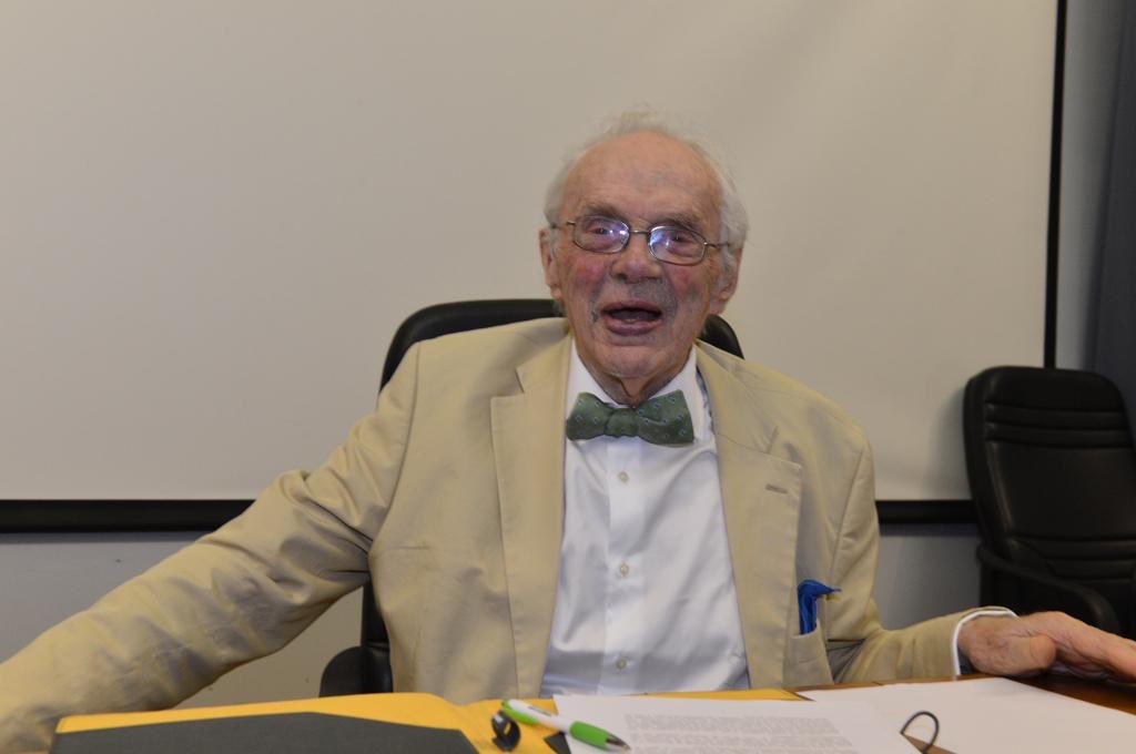 ThierryRevet's tweet photo. Philippe Malaurie est mort à 95 ans emporté par le coronavirus. Grand professeur de droit, pétri de culture, profondément libre, auteur prolifique et insatiable, personnalité hors norme, sensible aux contradictions de son temps, il  était l’un  des derniers géants du droit privé. https://t.co/nPsa3oRGPa