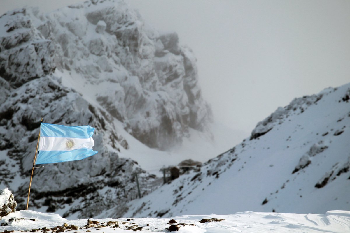 Nuestra bandera flamea en lo más alto, hoy y siempre 🇦🇷
PH: @fotiar
#2deAbril #MalvinasArgentinas #CerroCastor