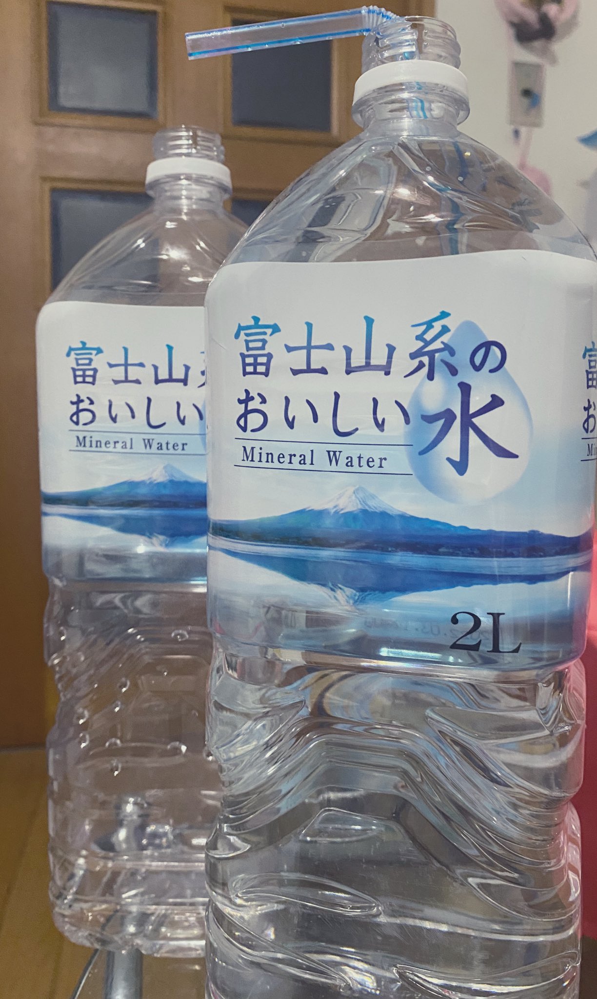 ニギハヤミモイタロス ２リットルペットボトルにストローさして飲むスタイルなんだけど口離さずに1リットル飲んでて本当に化け物かと思った 引く T Co Yzepe0ubbb Twitter