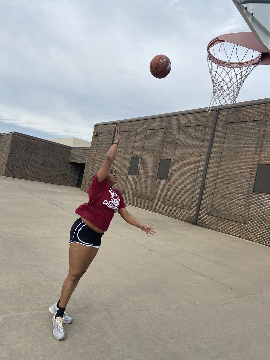 blackmaleRN's tweet photo. TBT- Workout back where her hoop dream started from at her old elementary school’s “After the Bell Program” and a student teacher that got her interested in basketball. Haven’t been back in years.
#whereitallstartedfrom
#mikandrill
#CountryPlaceelementary
#LondonScottbackatHome https://t.co/tNeSqtHLyw