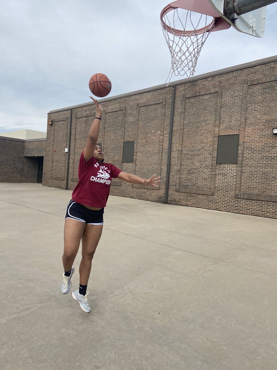 blackmaleRN's tweet photo. TBT- Workout back where her hoop dream started from at her old elementary school’s “After the Bell Program” and a student teacher that got her interested in basketball. Haven’t been back in years.
#whereitallstartedfrom
#mikandrill
#CountryPlaceelementary
#LondonScottbackatHome https://t.co/tNeSqtHLyw