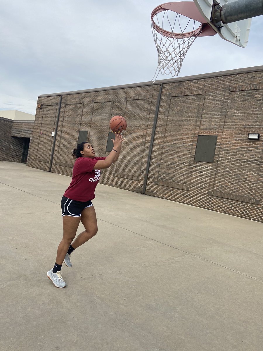 blackmaleRN's tweet photo. TBT- Workout back where her hoop dream started from at her old elementary school’s “After the Bell Program” and a student teacher that got her interested in basketball. Haven’t been back in years.
#whereitallstartedfrom
#mikandrill
#CountryPlaceelementary
#LondonScottbackatHome https://t.co/tNeSqtHLyw