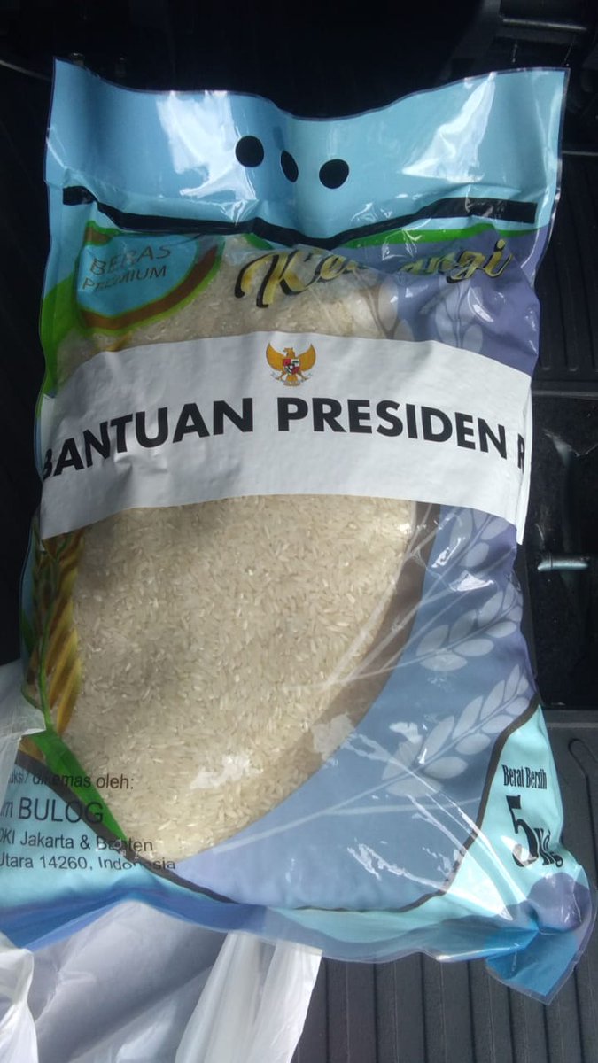 Afath1945's tweet photo. Dapet gambar dari temen driver online. Tertulisnya Bantuan Presiden.

Knp gak ditulis bantuan negara, atau Hak masyarakat dampak Social distancing?

Mnurut PP No 6, Dimasa Pandemik itu harusnya bkn cuma beras, tp jg kebutuhan dasar.

BTW, Tn Jokowi mau nyalon lagi yaa? https://t.co/A06viemq2G