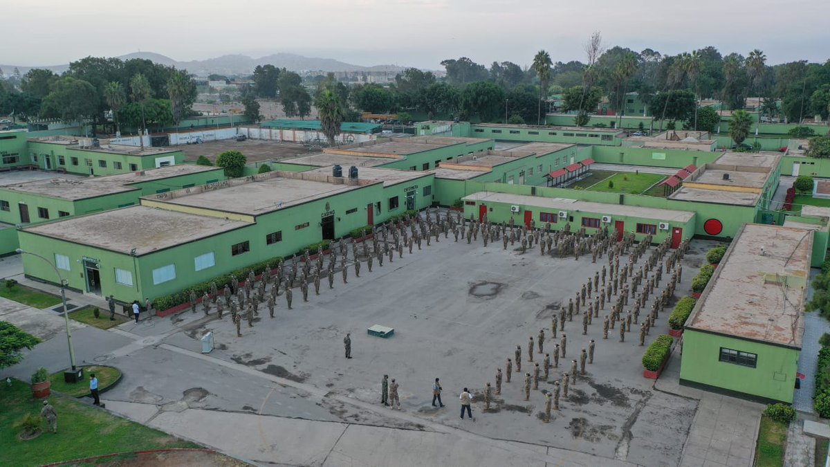 MindefPeru's tweet photo. Ministro de Defensa, acompañado del comandante general del @EjercitoPeru, dio la bienvenida a los jóvenes reservistas que, acudiendo al llamado de su institución, retornaron a los cuarteles para sumarse al patrullaje y control durante la emergencia sanitaria por #COVID19. https://t.co/DifZ99IxQO