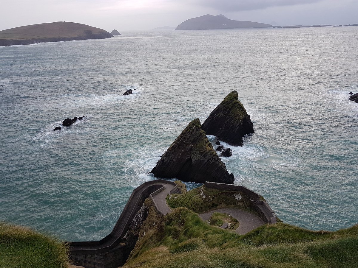 lizlimerick1's tweet photo. My last trip from a few weeks ago before lockdown; headed to the #dinglepeninsula; climbed #MtBrandon and came back in via the marathon route taking in a few stops, @wildatlanticway @DinglePeninsula #MtBrandon #dunquinpier #winestrand #lovemycountry 🇮🇪🇮🇪💚 https://t.co/SkpXNv2kwn