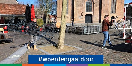 Het Kerkplein ziet er in deze tijd leeg uit. Toch gaan wij met elkaar door om de openbare ruimte mooi, veilig en leefbaar te houden. Dus zijn er voor Café De Pompier fietsenrekken geplaatst. Heb jij ook een mooi voorbeeld van werk dat doorgaat? Deel het met #woerdengaatdoor