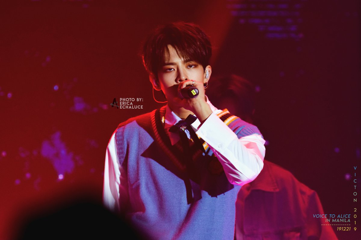 AKALabel_'s tweet photo. 191221 VICTON 1st Asia Tour "VOICE TO ALICE" in Manila 2019
Subinnie's captivating stares 👀👀
#VICTON #빅톤 #SUBIN #수빈 #정수빈 #VOICE_TO_ALICE #VOICETOALICE #VoicetoAliceinMNL #VICTONinMNL #AKALabel https://t.co/XRPCzRbadl