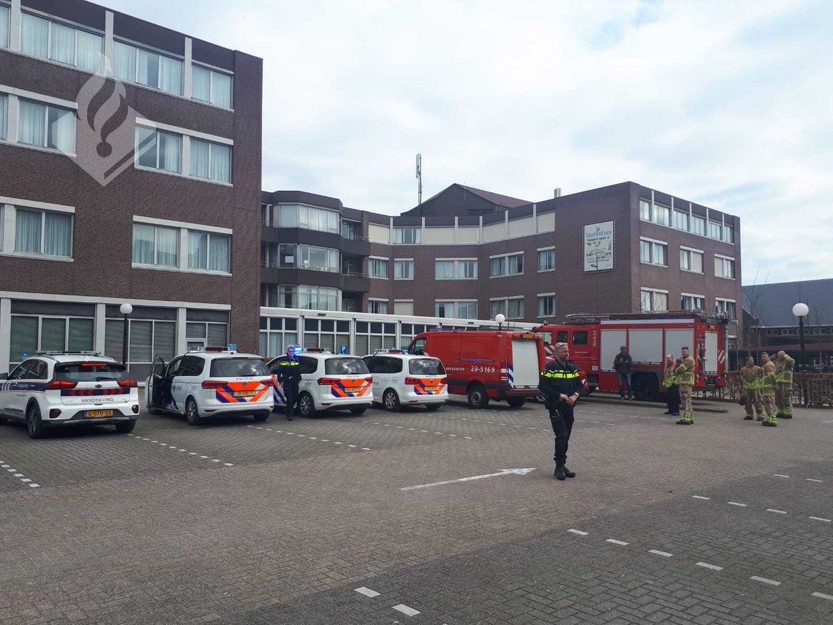 Er wordt veel van onze helden in de zorg gevraagd. Daarom hebben politiemedewerkers uit eenheid Limburg samen met partners als brandweer, ambulancedienst, veiligheidsregio, gemeenten en marechaussee een eerbetoon aan ze gebracht. Video volgt. Lees meer via bit.ly/2QZp1gb